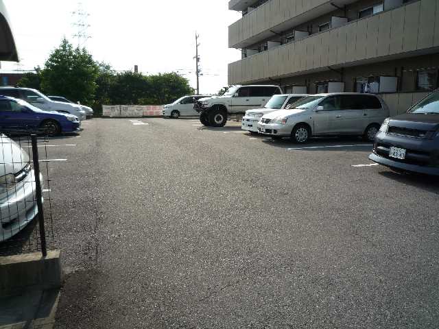 メゾン栄光 1階 駐車場