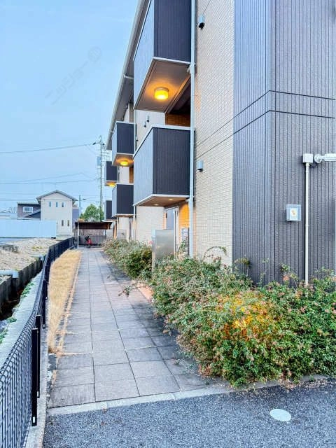 アプローチ（夜間）