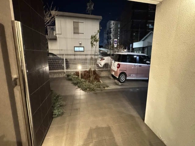 アプローチ（夜間）