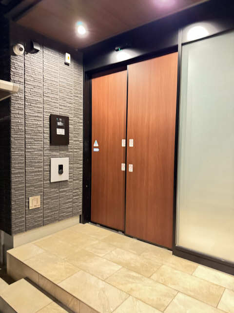 エントランス（夜間）