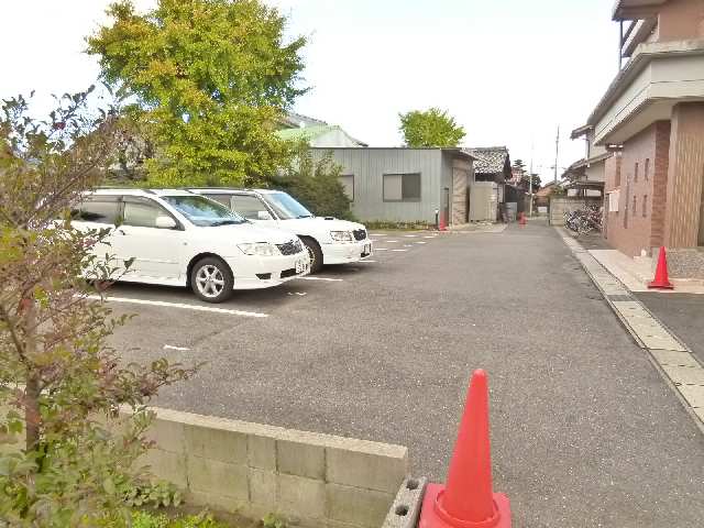 ウィンダムヒル西出 2階 駐車場