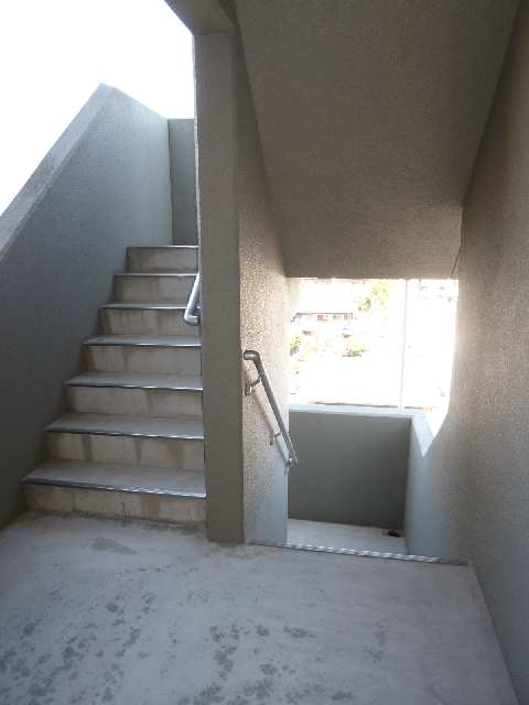 マイズフォレスト 2階 共用階段