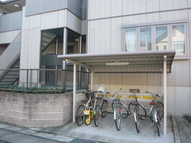 プリマベラ茶屋が坂 1階 自転車置場