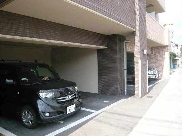 屋根あり駐車場