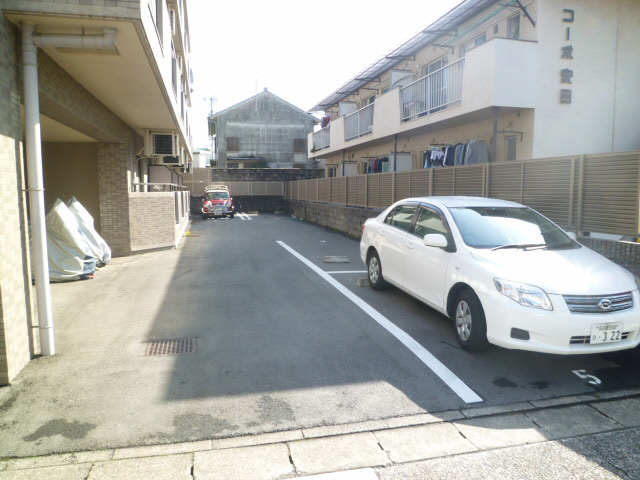 グレン清友本山 2階 駐車場