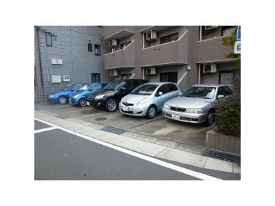 Comodo Motoyama 1階 駐車場
