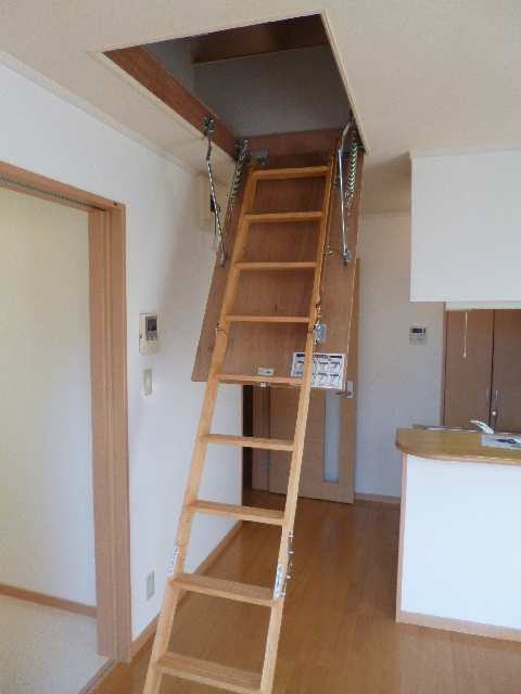屋根裏収納
