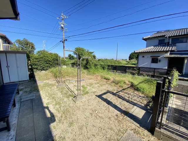 菰野町竹成貸家  庭