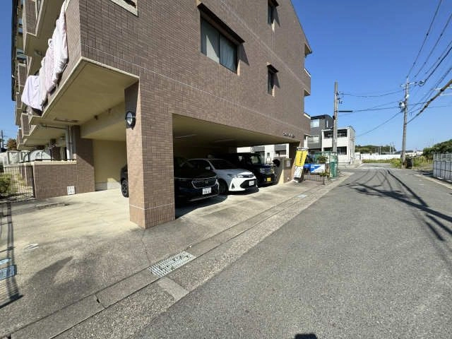 駐車場(屋根あり）