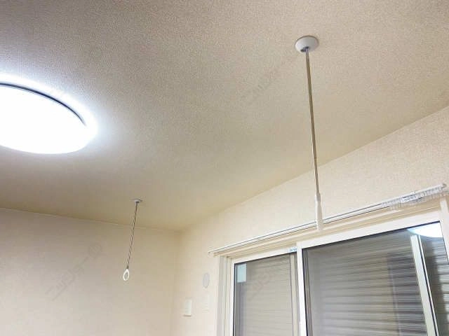 室内 物干し竿かけ