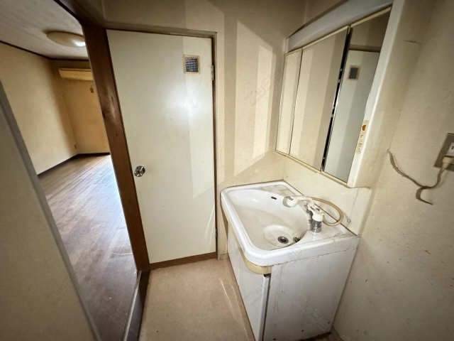 洗面（修繕前）