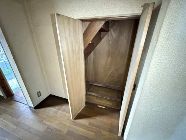 階段下収納（修繕前）
