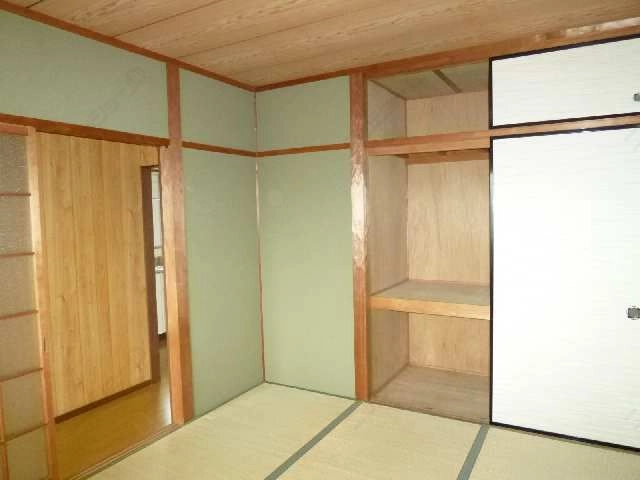 北側和室押入れ