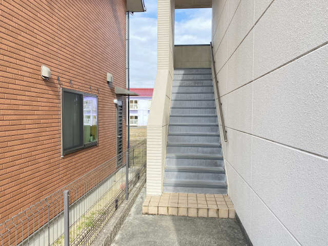 サンライズファミリアⅢ 2階 階段