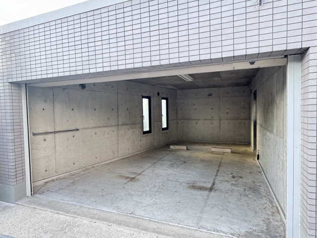 電動シャッター付駐車場