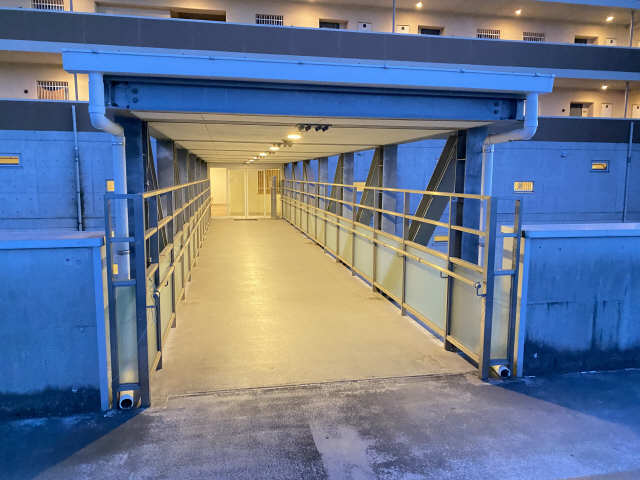 駐車場～マンション通路