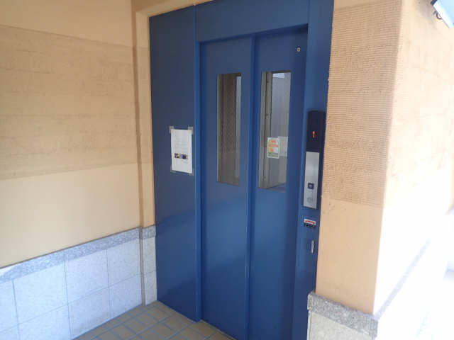 Ｂｌｕｅ　Ｗｉｎｇ鯉江本町 2階 エレベーター