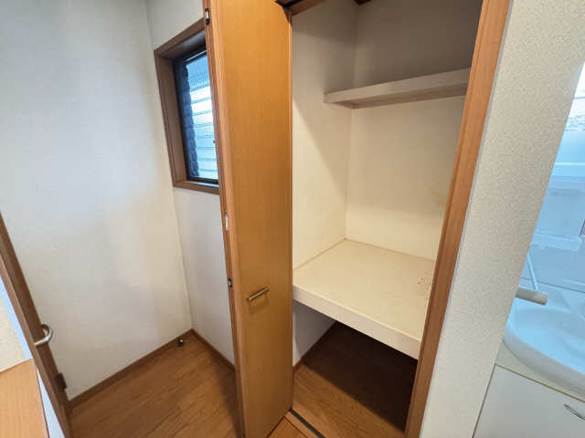 ２階廊下収納