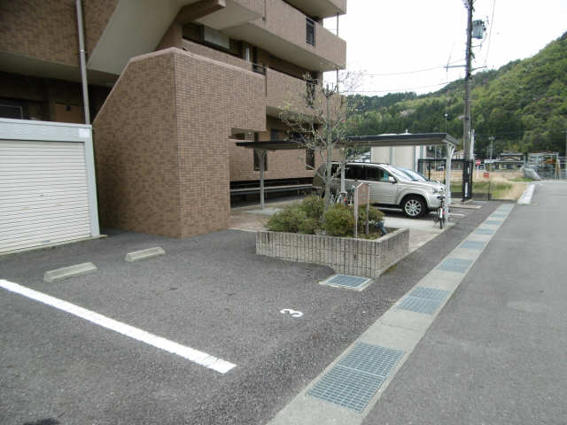 ハートフルマンションKAWABE 3階 駐車場