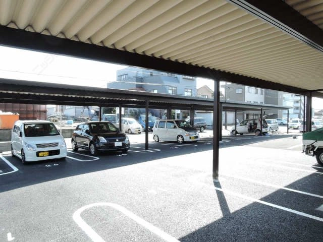 駐車場（屋根ありの場所）