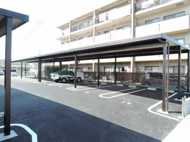 駐車場（屋根ありの場所）