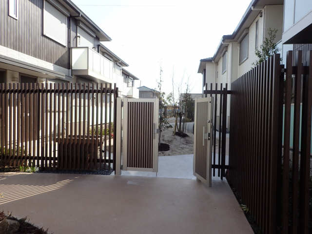 西側フェンス