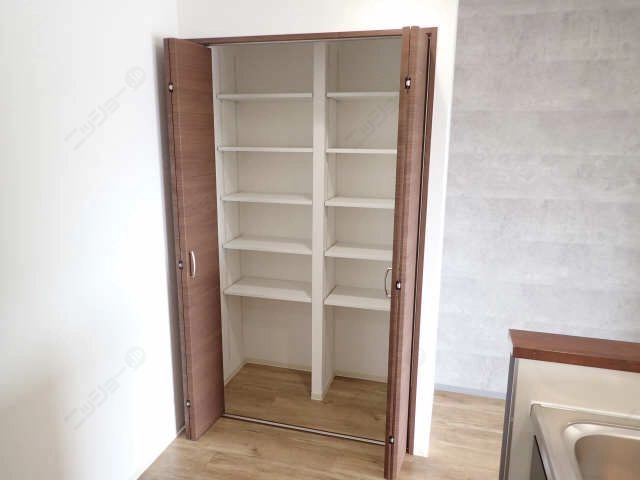 キッチン横収納