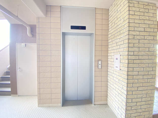 メゾン・ド・ジボアール 4階 エレベーター