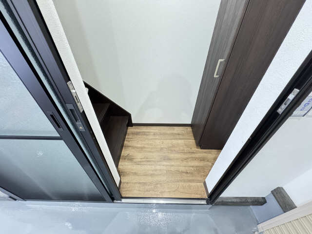 ガレージ内玄関