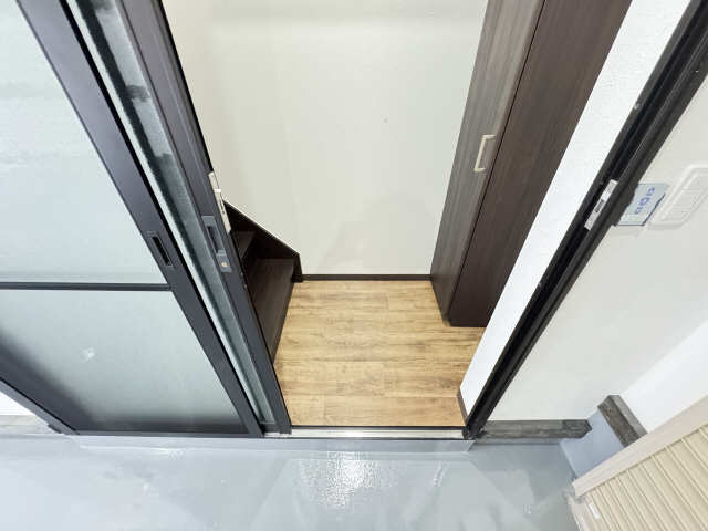 ガレージ内玄関