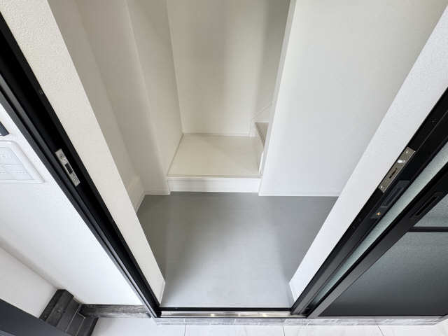 ガレージ内玄関