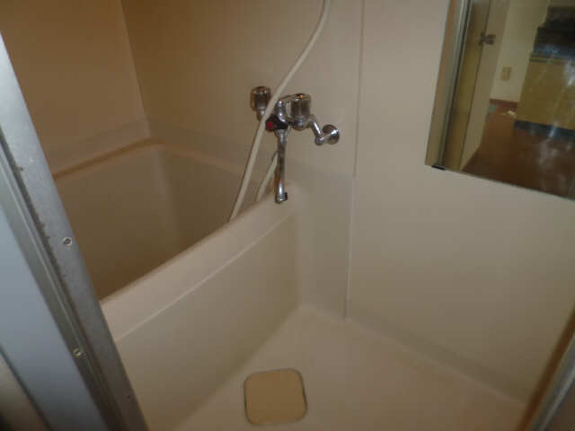 ロイヤル石榑Ⅱ 2階 浴室