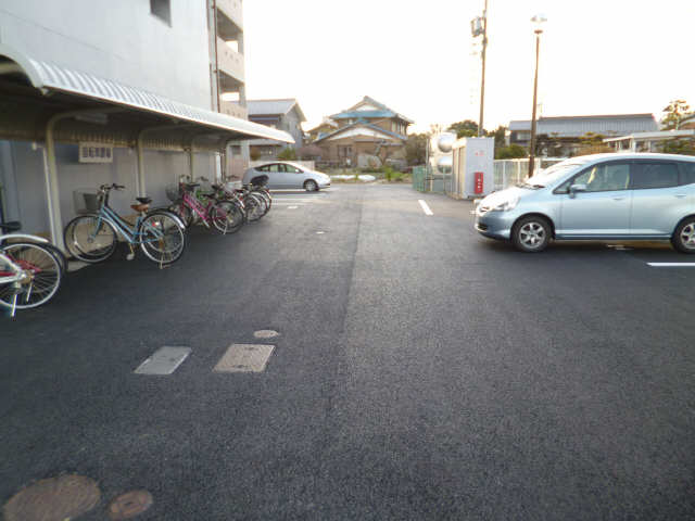 シェレナハイツ 4階 駐車場