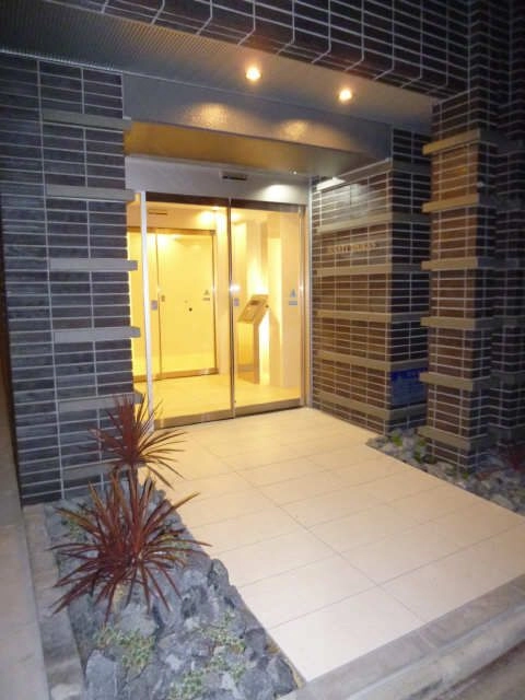 夜間に撮影したエントランス