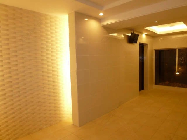 夜間に撮影したエントランス