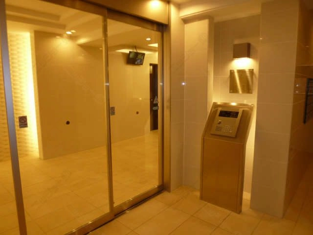 夜間に撮影したエントランス