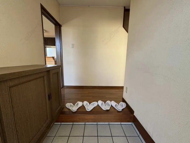 玄 関