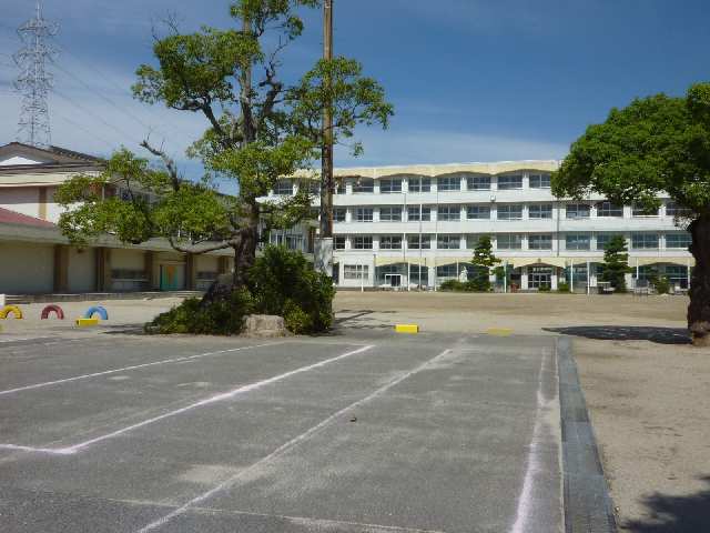 グロリア筏場 2階 小学校