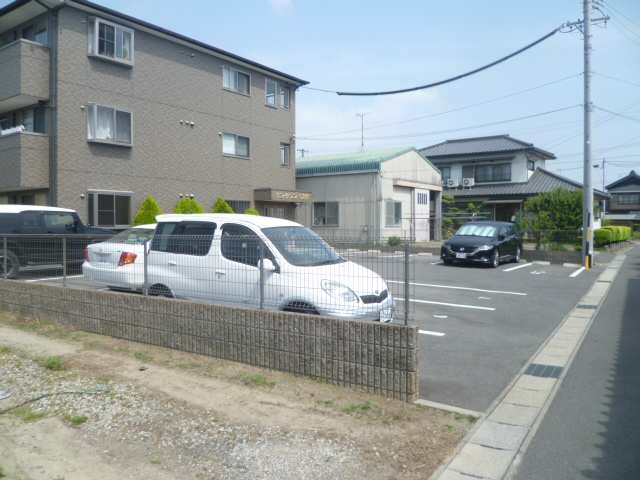 サンタウン弐番館 1階 駐車場