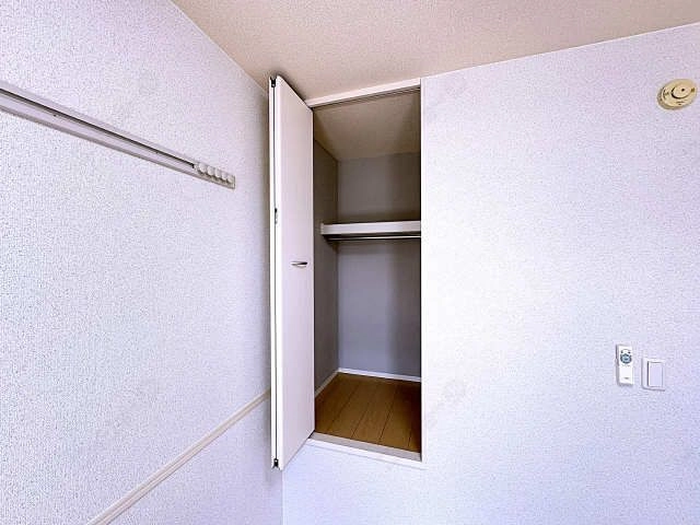 北東洋室・収納