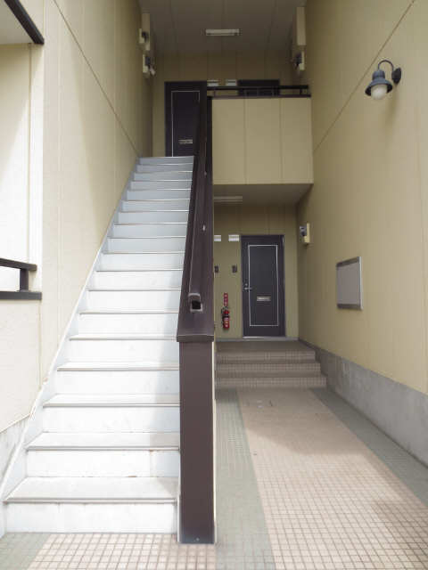 ルミーナ天花寺 2階 階段
