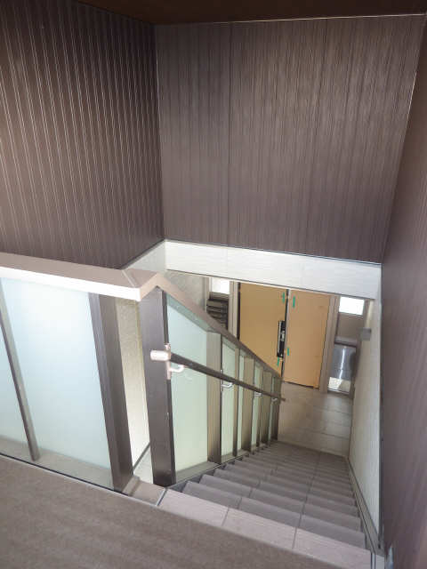 プラシード・Ｍ 1階 共用階段