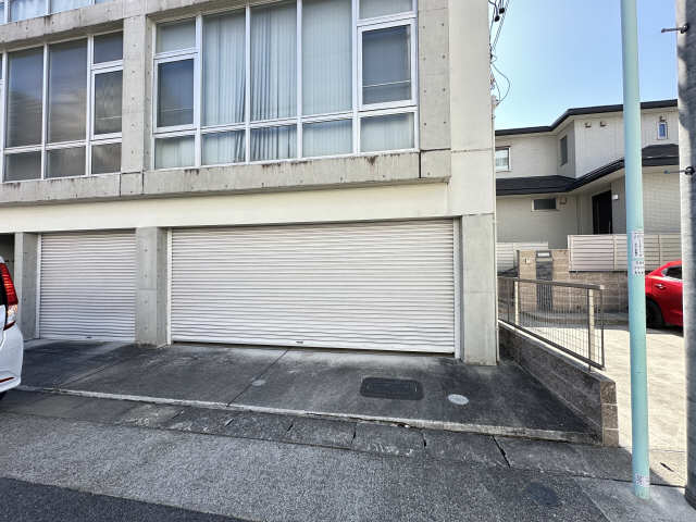 駐車場前