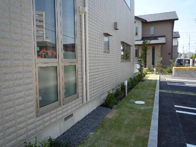 建物駐車場間植栽